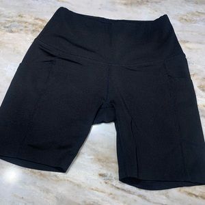 Black biker shorts size small fits amazing